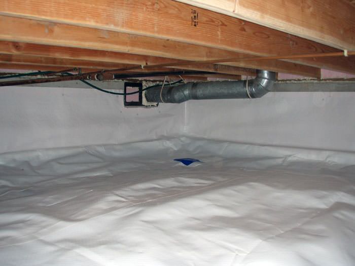 We Clean Crawl Es In Illinois And Iowa E Cleanup A Heating Duct Extends Along This Sealed Crawl E In Dubuque