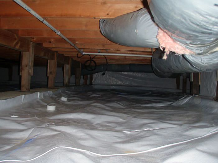 We Clean Crawl Es In Illinois And Iowa E Cleanup A Sealed Crawl E With An Insulated Hot Air Duct In Davenport