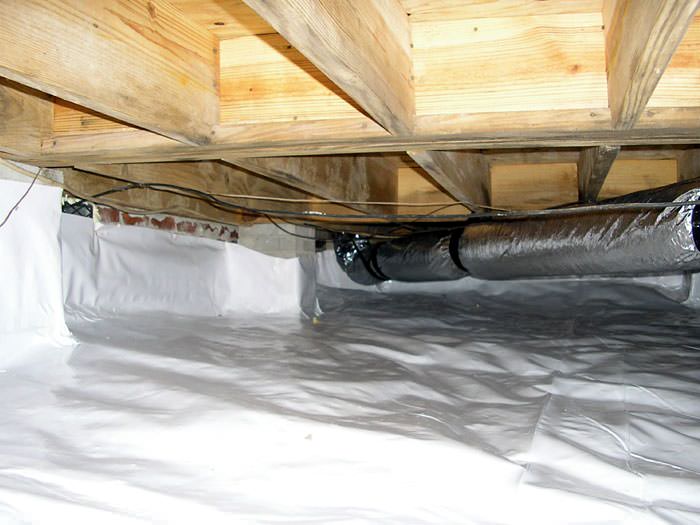We Clean Crawl Es In Illinois And Iowa E Cleanup Bare Floor Joists In A Sealed Insulated Crawl E Dubuque